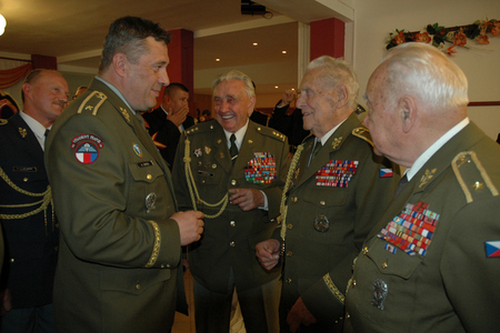 Vojáci si vždycky mají o čem povídat - generál Opata s druhoválečnými veterány