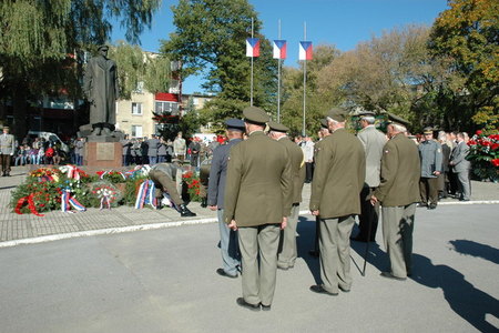 U sochy generála Svobody ve Svidníku