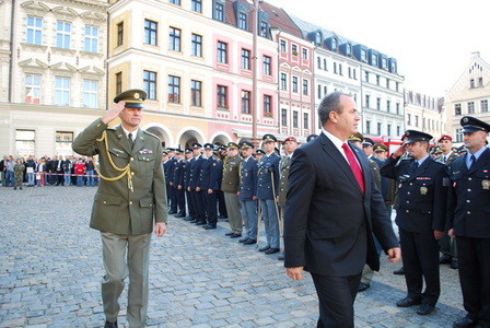 Hejtman Eichler při přehlídce nastoupených jednotek