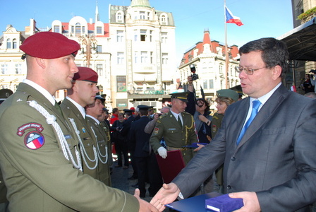 Ministr obrany blahopřeje vyznamenanému