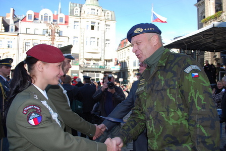 Náčelník Generálního štábu blahopřeje vyznamenané