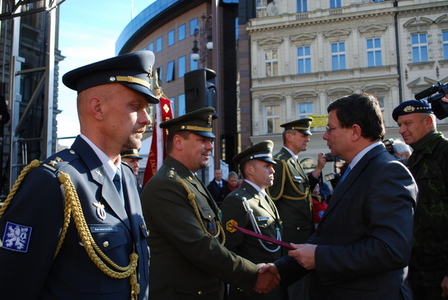 Ministr obrany předává Záslužné kříže