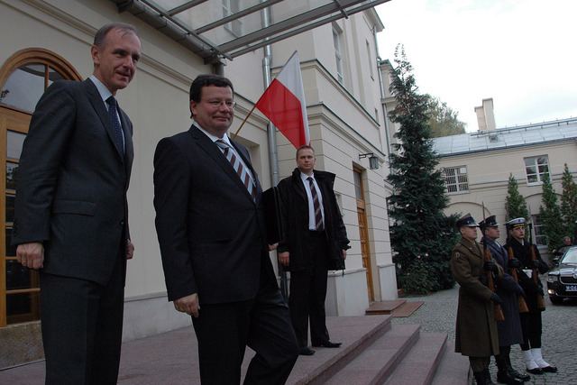 Před budovou ministerstva národní obrany Polska