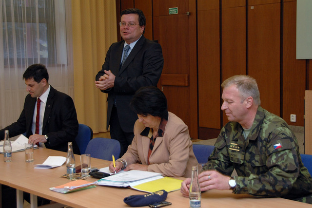 Z plenární schůze ČMOSA - ministr obrany Alexandr Vondra