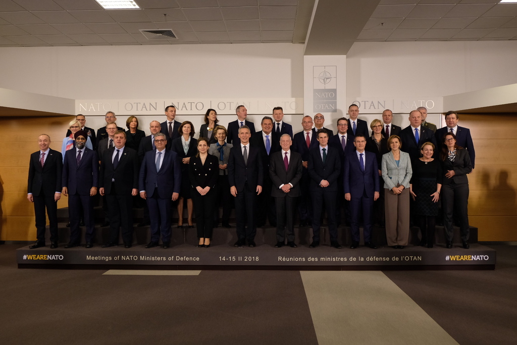 Společná fotografie z konference ministrů obrany zemí NATO