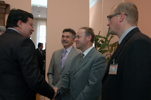 Alexandr Vondra se zdraví s Antonínem Seďou