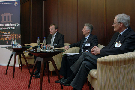 Konference NATO v Praze hledá způsoby, jak lépe využít dostupné zdroje