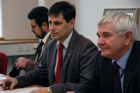 Michael Hrbata (uprostřed)