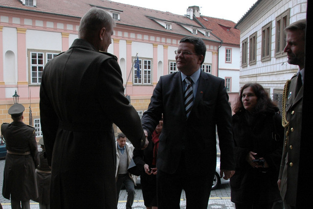 Generál Bečvář a Alexandr Vondra před kostelem svatého Jana Nepomuckého