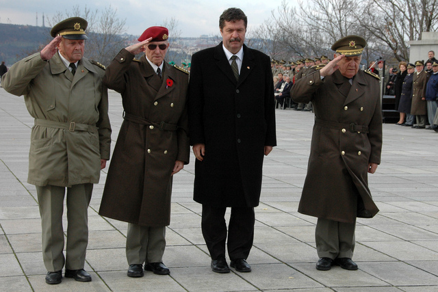 Věnec ke Hrobu neznámého vojína položil také armádní generál Tomáš Sedláček (druhý zleva)