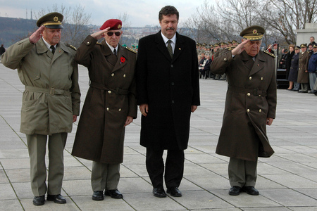 Věnec ke Hrobu neznámého vojína položil také armádní generál Tomáš Sedláček (druhý zleva)