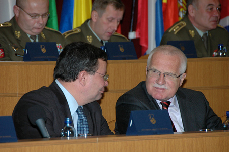 Prezident Klaus a ministr obrany Vondra