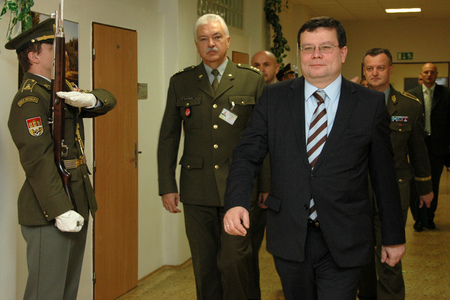 Dobře vypadat nestačí. Stráže musí uhlídat nejdůležitější budovu republiky 