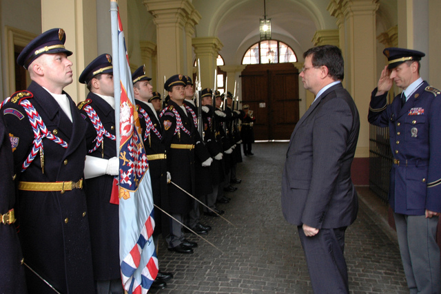 Přivítání v kasárnách Hradní stráže