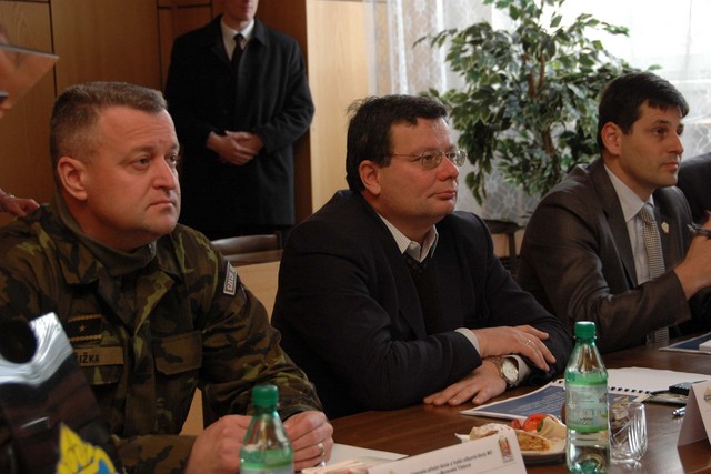 Brífink velitele školy v Moravské Třebové, zleva: brigádní generál Miroslav Žižka, Alexandr Vondra, náměstek ministra Michael Hrbata