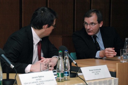Róbert Ondrejcsák a Jiří Šedivý na konferenci o Bílé knize o obraně