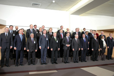 Společné foto ministrů obrany NATO