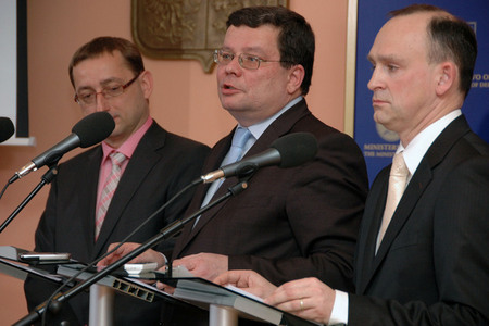 Z tiskové konference, zleva: Rudolf Blažek, Alexandr Vondra, Jan Vylita