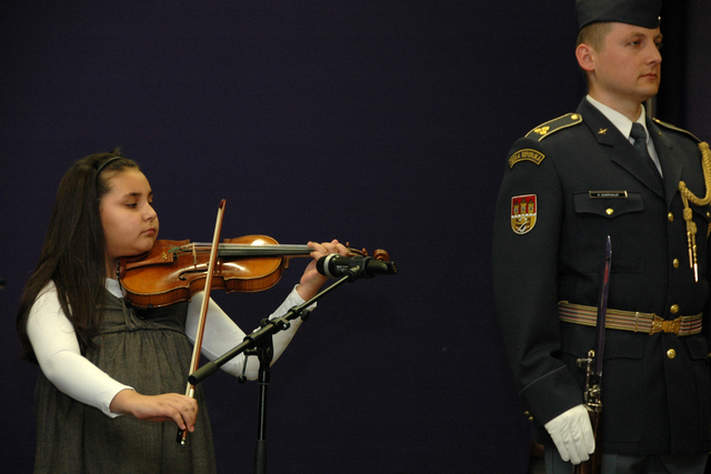 Sarah Holubová při vystoupení 