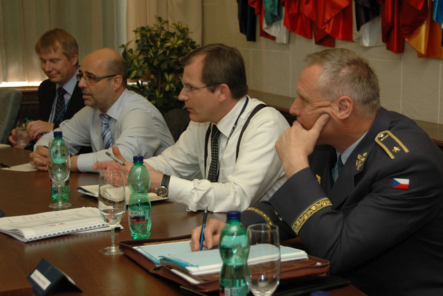 Zástupci českého ministerstva obrany, zprava: ředitel sekce rozvoje druhů sil - operační sekce generál B. Dvořák, 1. náměstek J. Šedivý, ředitel sekce obranné politiky a strategie I. Dvořák