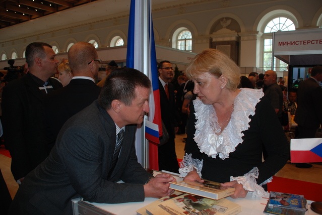 Pavel Filipek z Odboru mimorezortní spolupráce MO na stánku České republiky