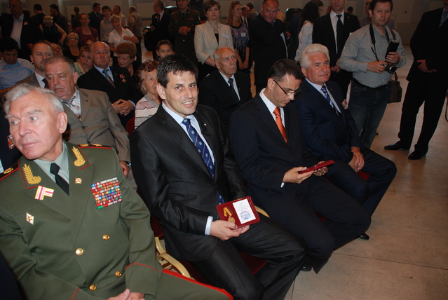 Náměstek ministra obrany pro personalistiku Michael Hrbata s maršálem Ruské federace (vlevo) a státním tajemníkem MV Slovenské republiky (vpravo)

