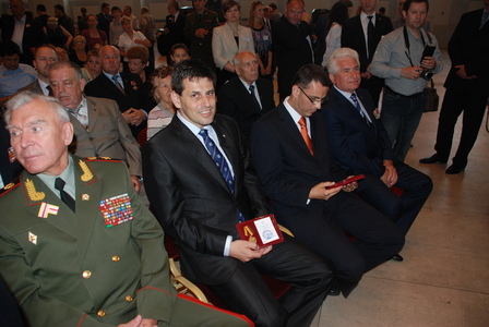 Náměstek ministra obrany pro personalistiku Michael Hrbata s maršálem Ruské federace (vlevo) a státním tajemníkem MV Slovenské republiky (vpravo)

