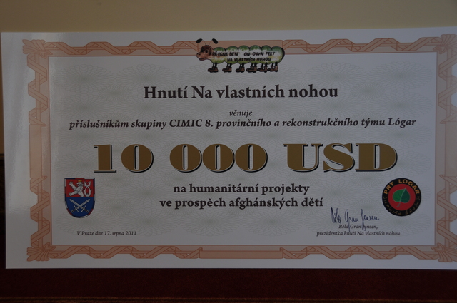 Šek na 10 tisíc dolarů pro afghánské kamarády daly dohromady děti z hnutí Na vlastních nohou, známého jako Stonožka