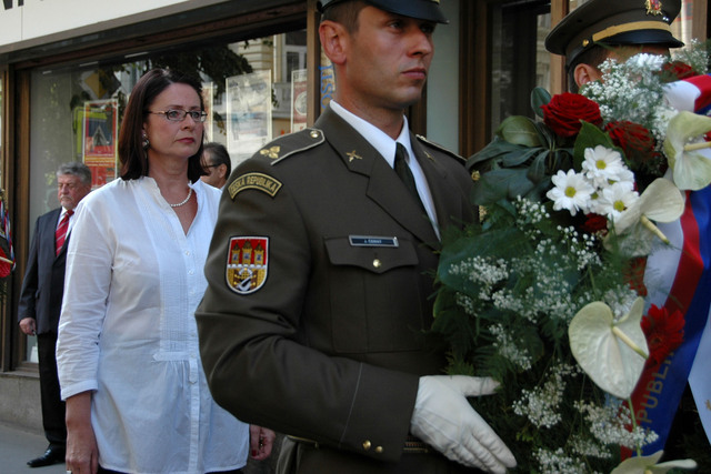 Miroslava Němcová, předsedkyně PSP ČR, před budovou Českého rozhlasu