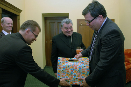Dominik Duka věnoval ministru obrany takzvanou Zlatou bibli