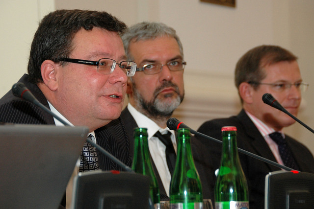 Zleva: A. Vondra, J. Schneider, 1. náměstek ministra zahraničí a J. Šedivý, 1. náměstek ministra obrany