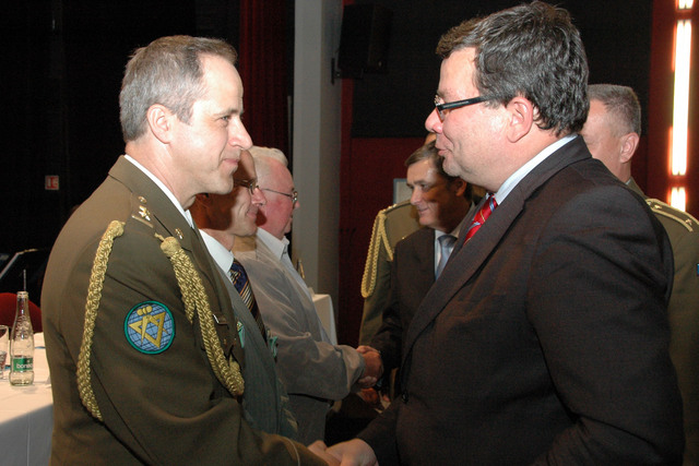 Alexandr Vondra předal třem pracovníkům záslužný kříž ministra obrany