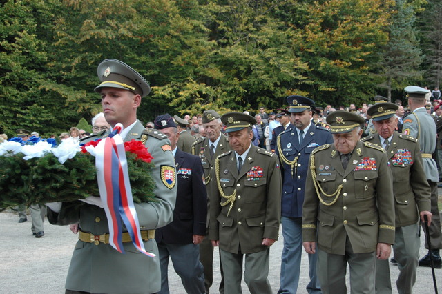 Veteráni pokládají smuteční věnec u památníku Karpatsko - dukelské operace