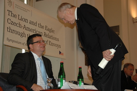 Ministr Vondra v rozhovoru s velvyslancem Williamem J. Cabanissem, Jr., před zahájením konference