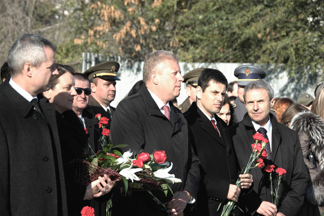 Členové české delegace: (zleva) velvyslanec ČR v Rusku Petr Kolář s manželkou, ministr kultury Jiří Besser, náměstek ministra obrany Michael Hrbata a generální konzul v Jekatěrinburgu Miroslav Rameš