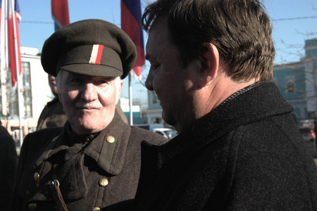 Jindřich Sitta (vpravo) hovoří s místním pokračovatelem legionářských tradic