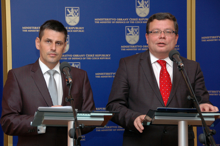 Ministr obrany Alexandr Vondra a náměstek MO pro personalistiku Michael Hrbata