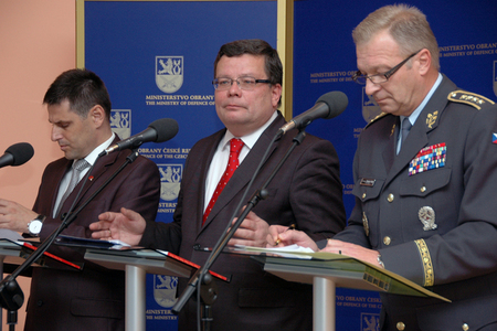 Ministerstvo obrany představilo příručku pro boj proti extremismu v armádě