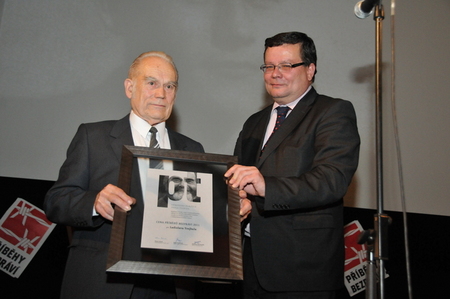 Ministr obrany Alexandr Vondra předával plaketu Ladislavu Trejbalovi