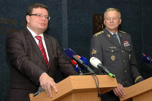 Alexandr Vondra a Vlastimil Picek na tiskové konferenci
