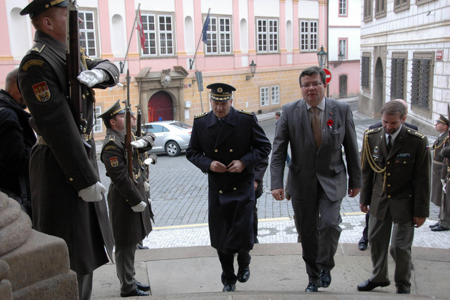 Alexandr Vondra a generál Vlastimil Picek přicházejí do kostela sv. Jana Nepomuckého