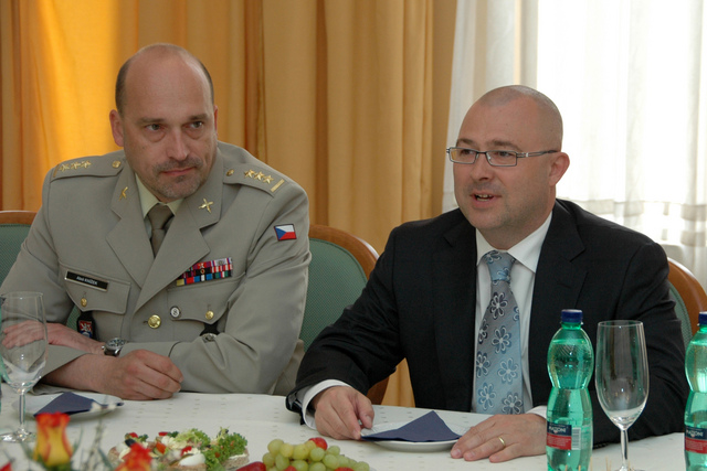 Ministr obrany Martin Barták a ředitel VHÚ plukovník Aleš Knížek