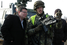 Ilustrační obrázek ke článkuNovou útočnou pušku pro armádu si vyzkoušel i ministr obrany