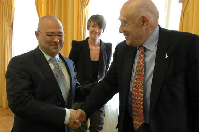 Ministr obrany a Hugo Marom