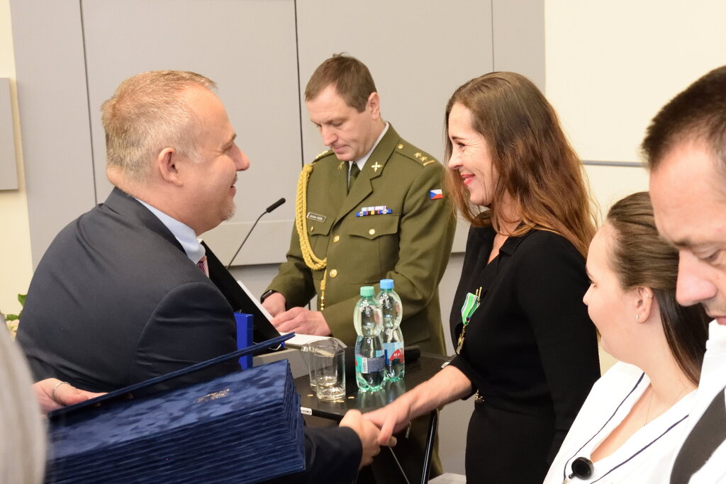 První náměstek ministryně obrany František Šulc gratuluje oceněným