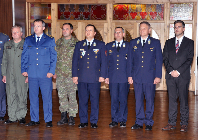 Slovenská (vedoucí - plk. KLEŠTINEC) a maďarská delegace (vedoucí - plk. KOLLER) + SOPS MO