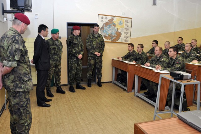 Náměstek ministra obrany zavítal mezi žáky (5)