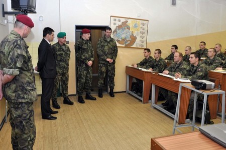 Náměstek ministra obrany zavítal mezi žáky (5)