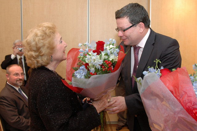 Dekret k vyznamenání převzala Dagmar White Hasal