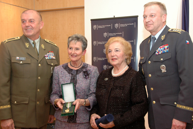 S náčelníkem Generálního štábu AČR armádním generálem Vlastimilem Pickem a brigádním generálem P. Škáchou, přidělencem obrany 